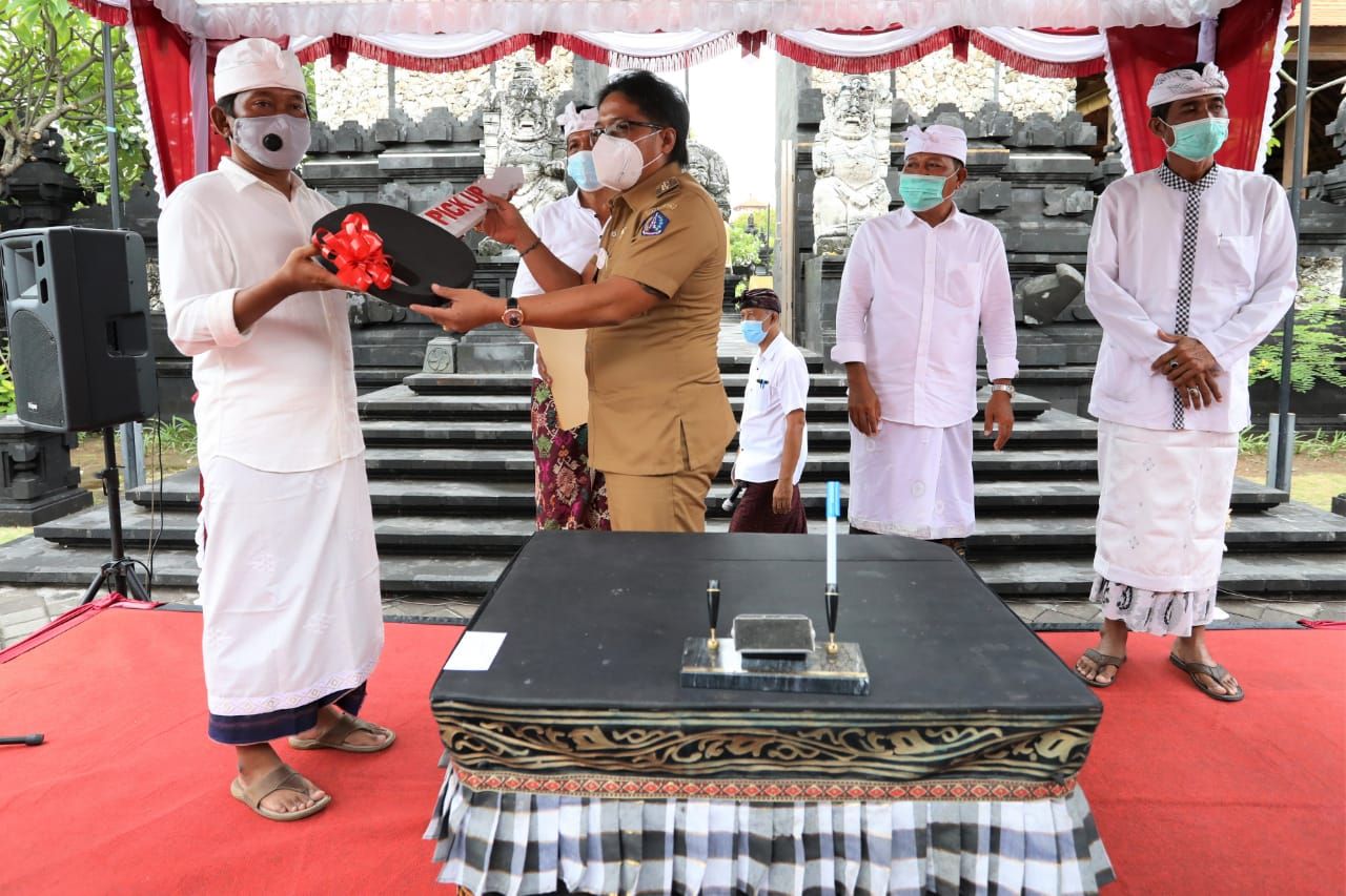 podiumnews.com-Bupati Giri Prasta Serahkan Hibah Kepada Banjar Suwung Batan Kendal dan Pesanggaran